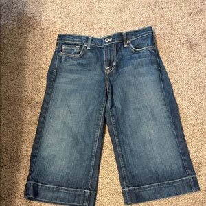 David Kahn Bermuda  hits below the knee